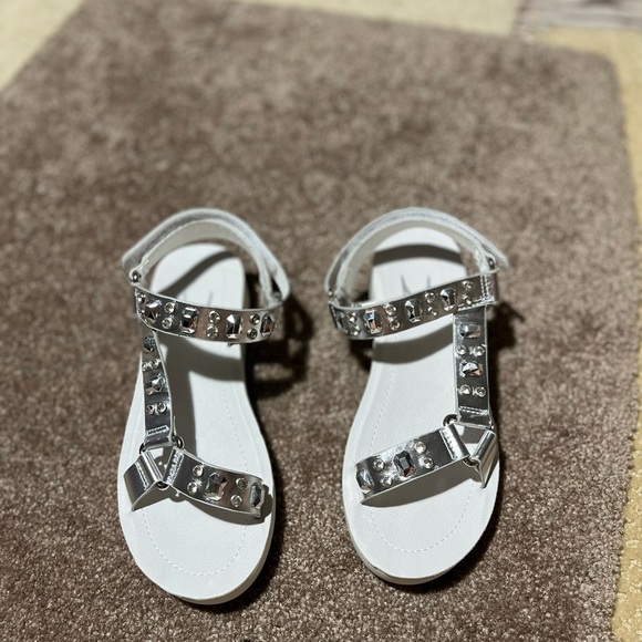 NWOT Moda In Pelle Silver Sandals 37 (US 6) - Picture 4 of 6